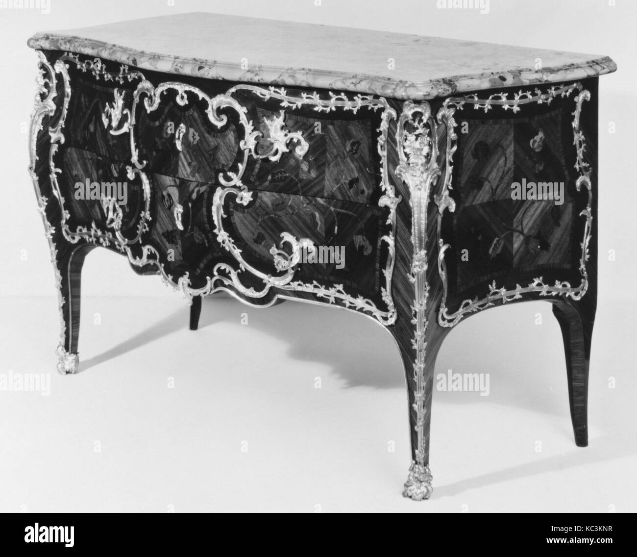 Comò (uno di una coppia), ca. 1755, francese, Rovere, impiallacciato con tulipwood, purplewood, Kingwood e platano; con doratura supporti in bronzo Foto Stock Comò (uno di una coppia), ca. 1755, francese, Rovere, impiallacciato con tulipwood, purplewood, Kingwood e platano; con doratura supporti in bronzo Foto Stock