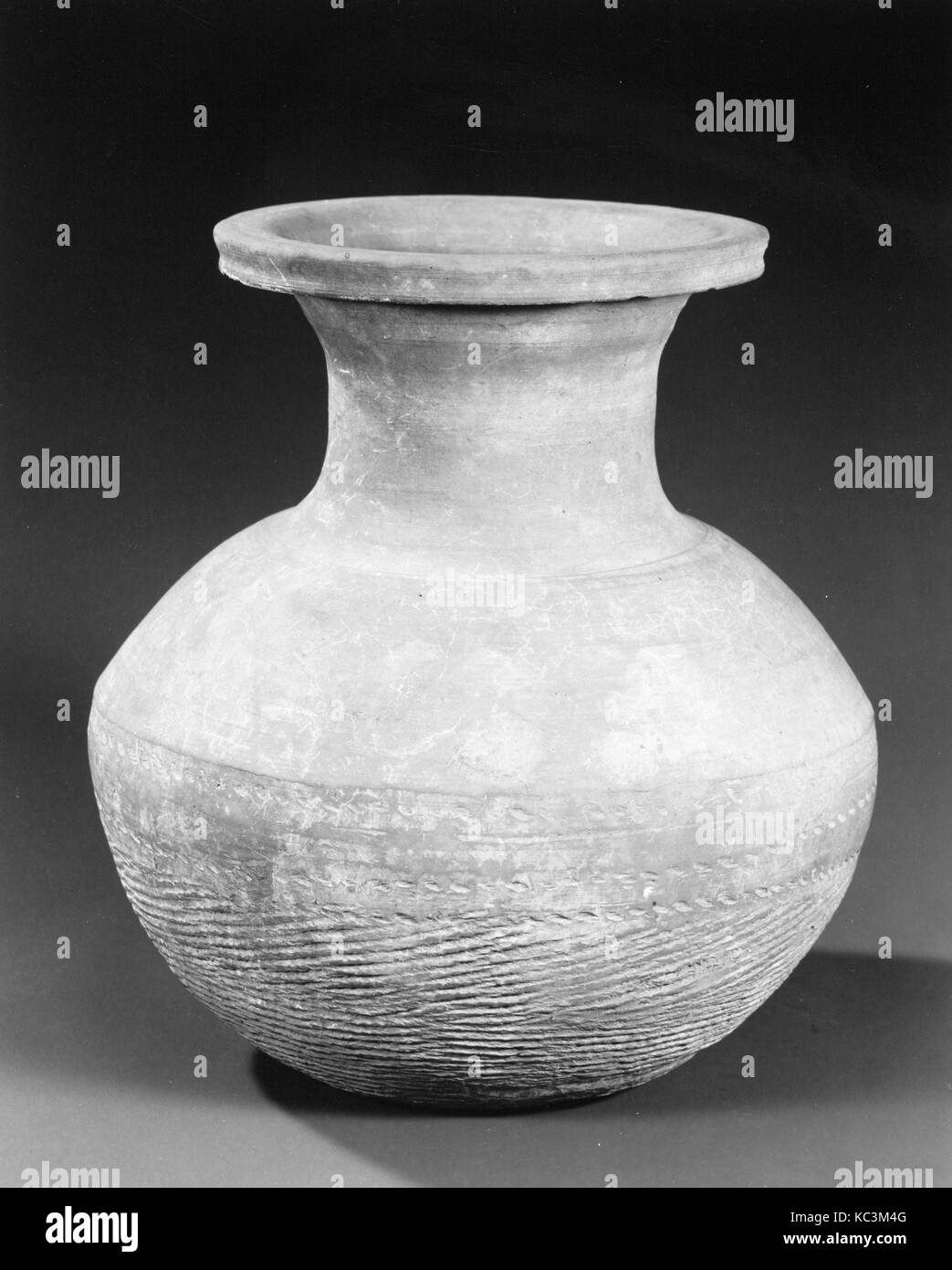 Jar, Est della dinastia Zhou, probabilmente Stati belligeranti pd. (475-221 B.C), 475-221 A.C., Cina, coccio con cavo marcature, H. 10 Foto Stock