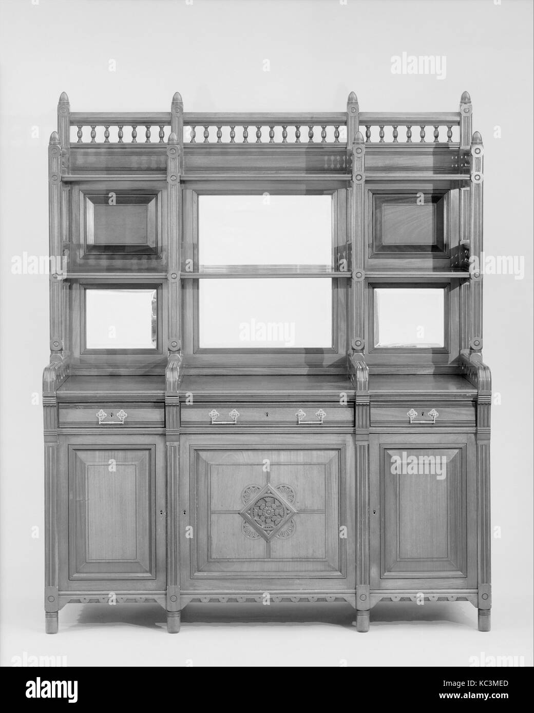 Tabella di credenza, 1877-80, realizzato a New York, New York, Stati Uniti, americano, mogano, 81 1/2 x 66 1/4 x 27 in. (207 x 168.3 Foto Stock Tabella di credenza, 1877-80, realizzato a New York, New York, Stati Uniti, americano, mogano, 81 1/2 x 66 1/4 x 27 in. (207 x 168.3 Foto Stock