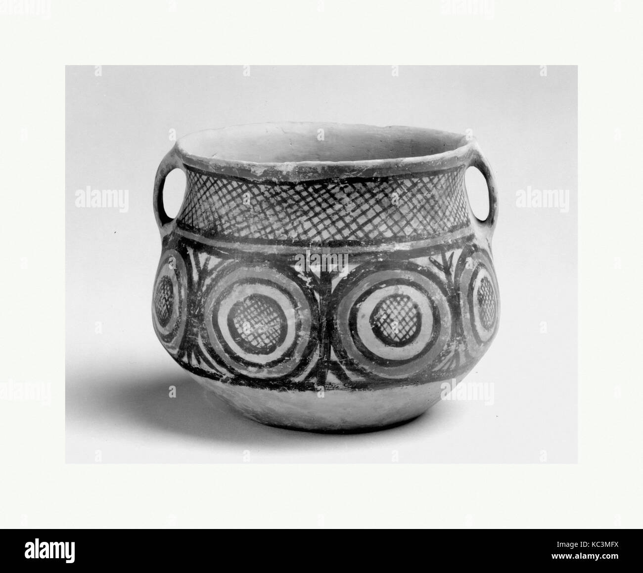Vaso con decorazione a spirale e tratteggio incrociato, tipo Machang (ca. 2350-2050 A.C. Foto Stock