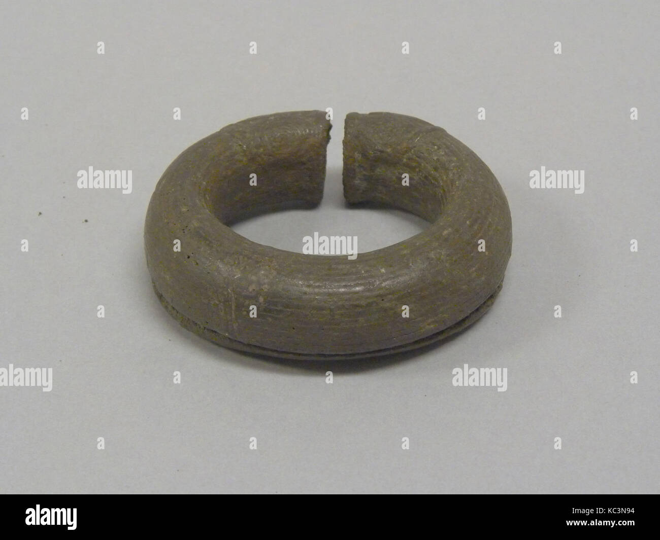 Bangle cava con striature e agglomerati in forma di pellets, 300 A.C.-A.D. 400 Foto Stock