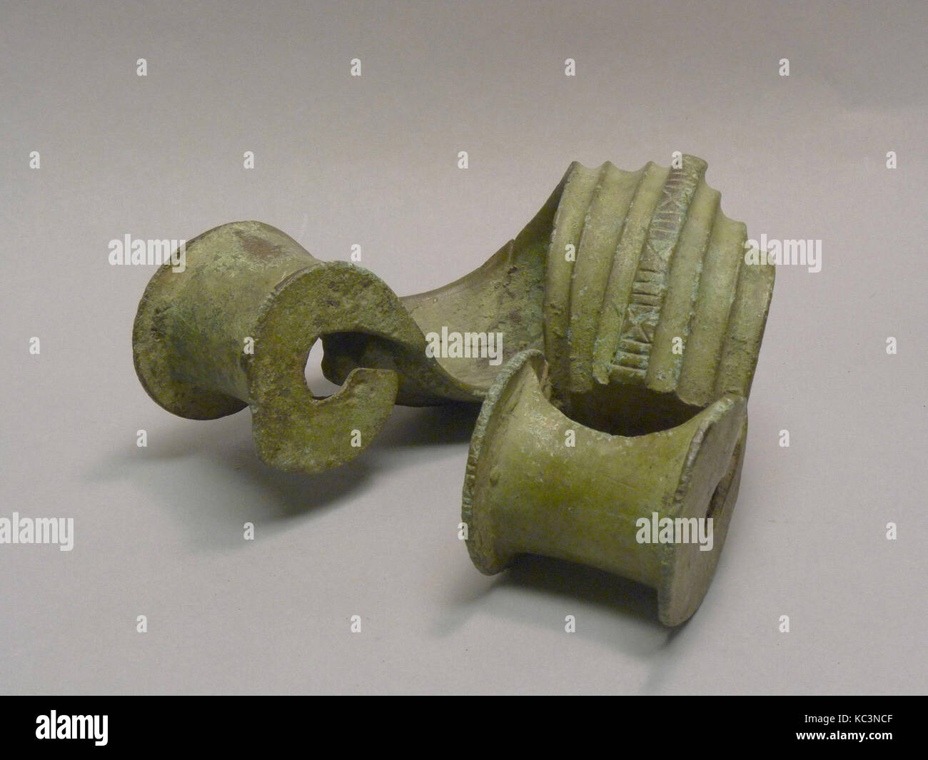 Oggetto Spiral-Shaped, Età del Bronzo e del ferro periodo, 500 A.C.-A.D. 300, Indonesia (Flores o Sumba), bronzo, H. 4 1/4 in. (10,8 cm Foto Stock