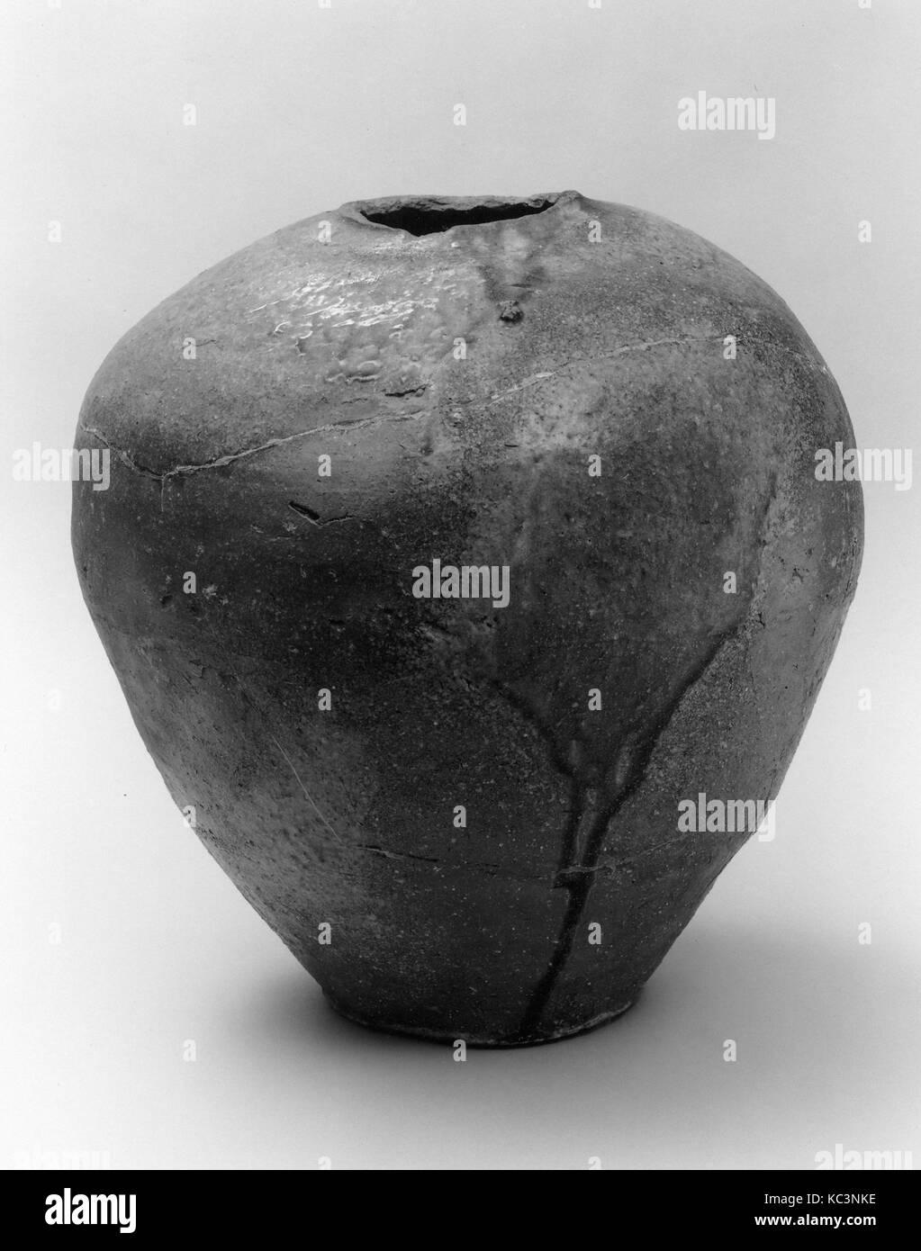 Storage jar, periodo Muromachi (1392-1573), XIV-XV secolo, Giappone, grès naturale con smalto di cenere (Shigaraki ware), H. 16 Foto Stock