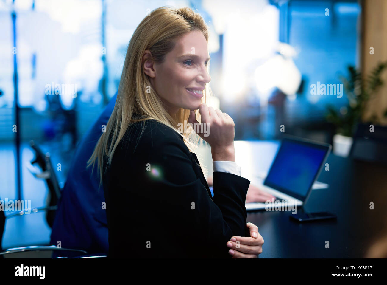Ritratto di bella imprenditrice seduta in ufficio Foto Stock