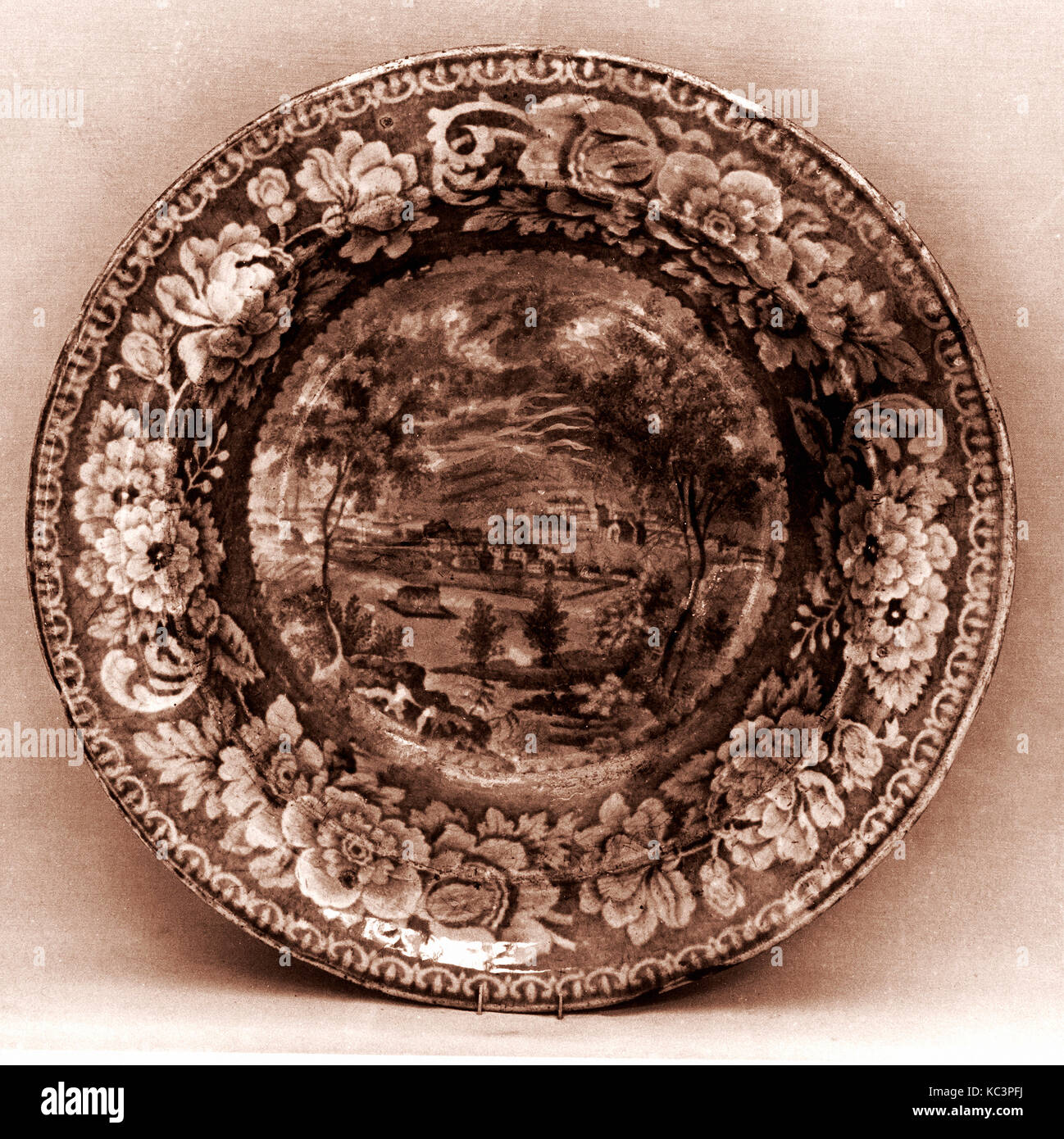 Piastra, ca. 1805-ca. 1825, realizzato in Staffordshire, Inghilterra, British (mercato americano), terraglia, trasferimento stampato, Diam. 9 in Foto Stock