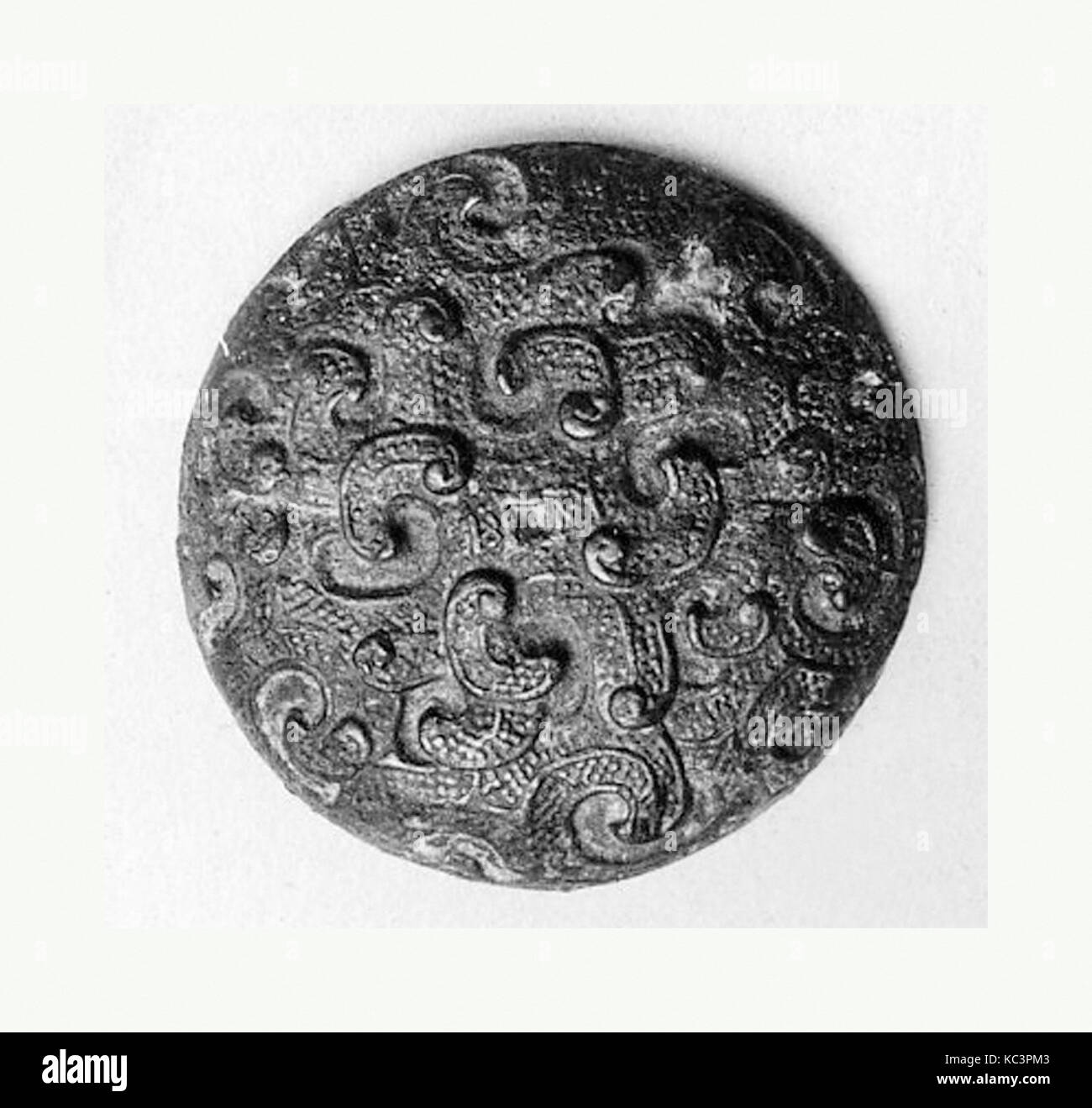 Pulsante o raccordo, dinastia Qin (221-206 a.C.), la Cina, bronzo, Diam. 1 1/2 in. (3.8 cm), lamiera Foto Stock