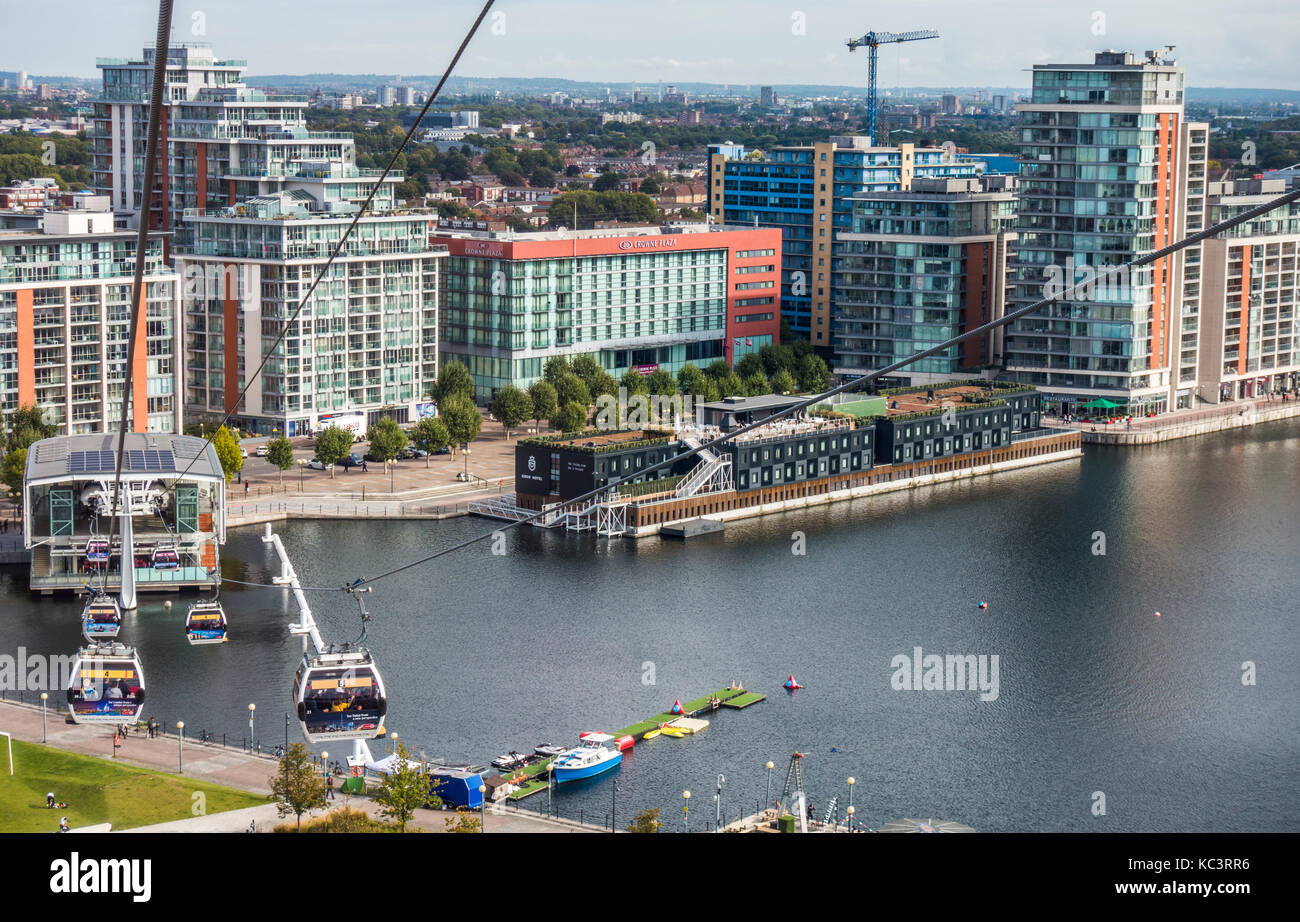 Emirates Air Line funivie attraversando il fiume Tamigi, tra i terminali a Penisola di Greenwich e Royal Victoria Docks, Londra, Inghilterra, Regno Unito. Foto Stock