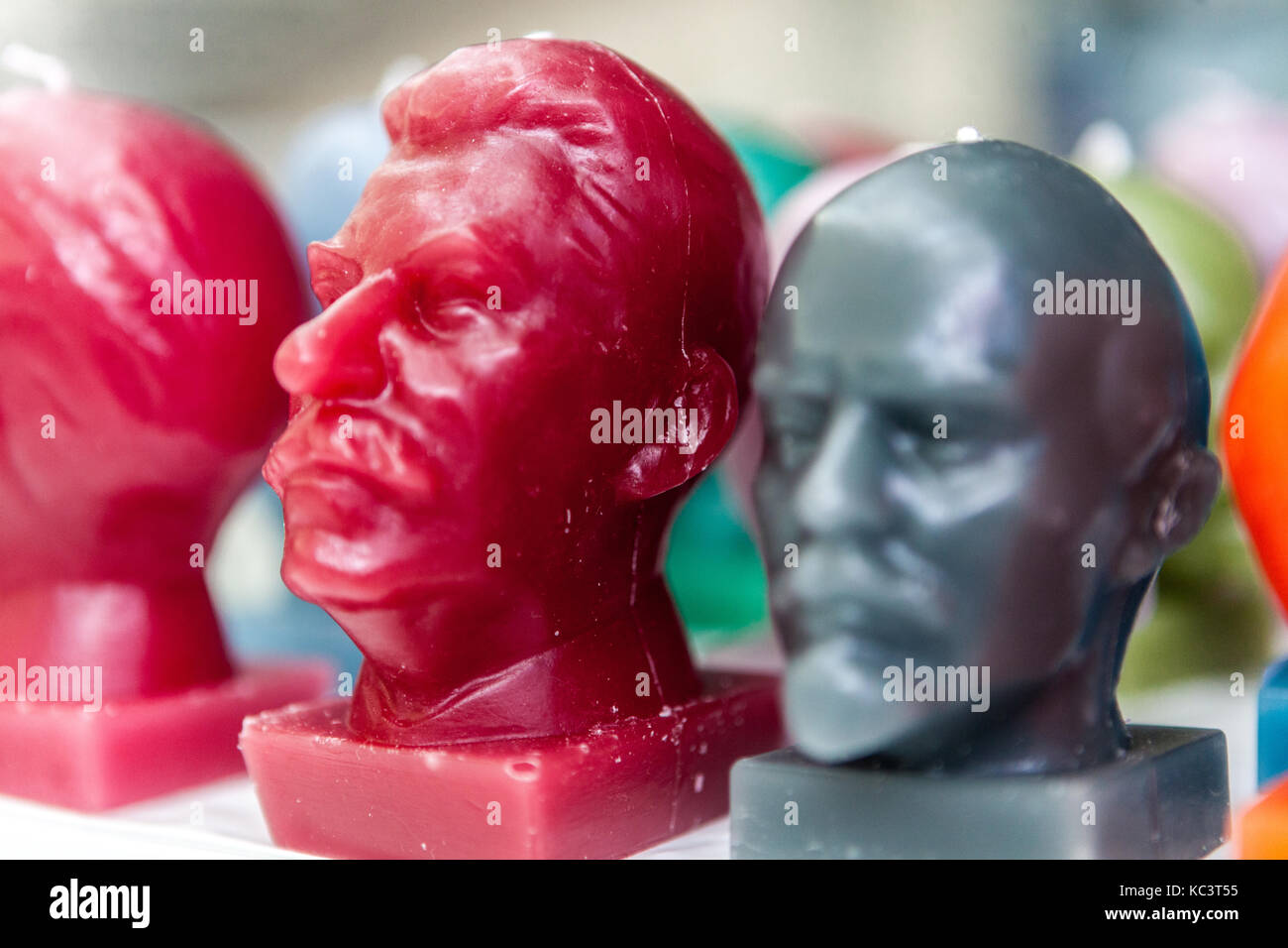 Museo del Comunismo, testine a colore di Lenin e Stalin, candele, souvenir, Praga, Repubblica Ceca Foto Stock