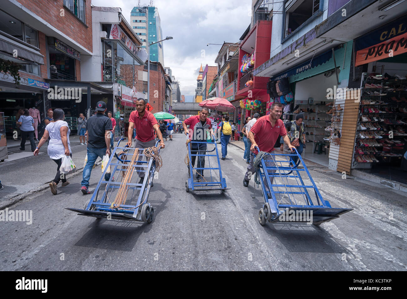 Settembre 26, 2017 a Medellin, Colombia: uomini spingendo la consegna vuoto carrelli su strada nel centro della città Foto Stock