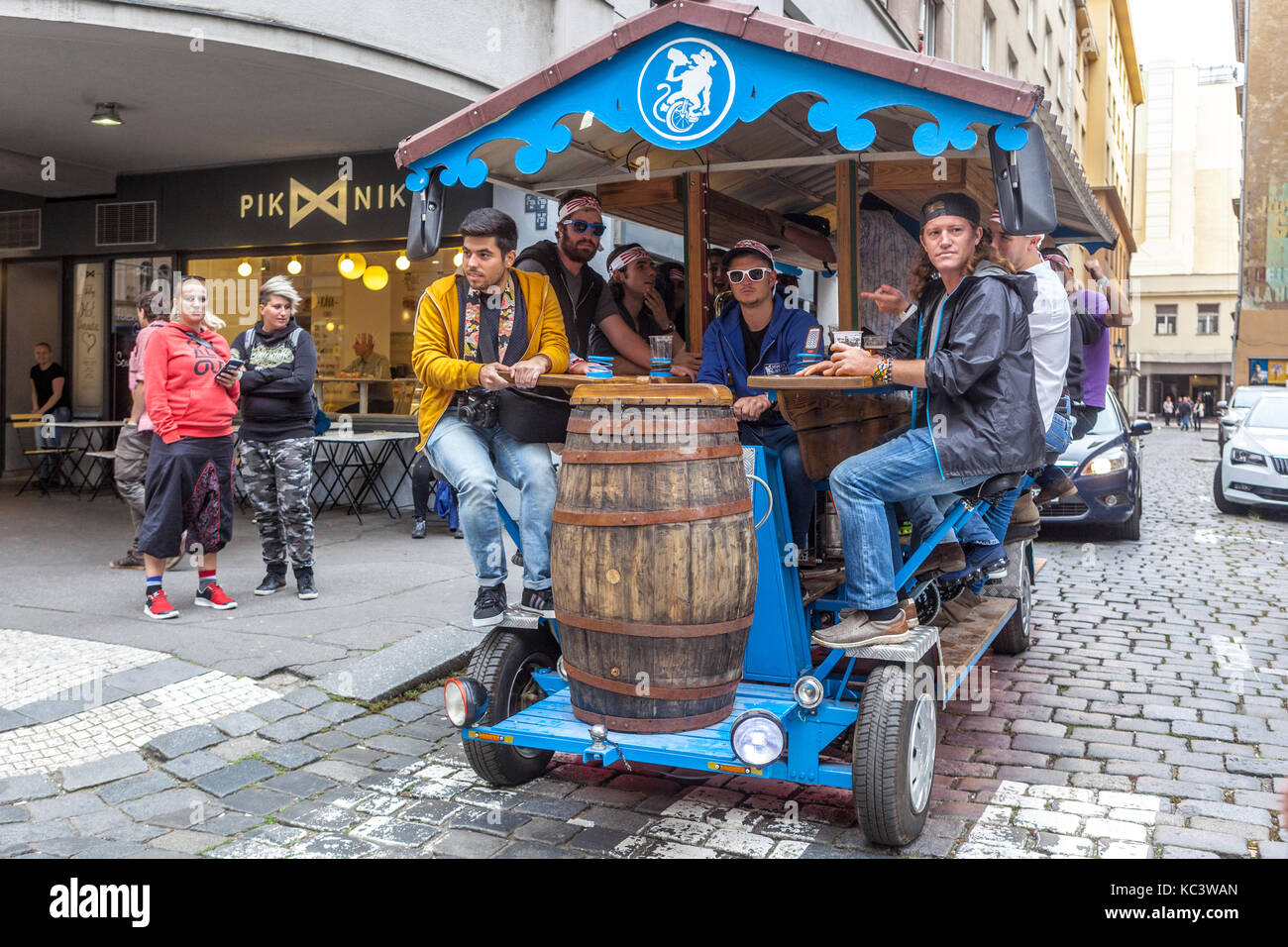 La birra di Praga bike, mobile bar per i turisti nella Città Vecchia di Praga, Repubblica Ceca Foto Stock