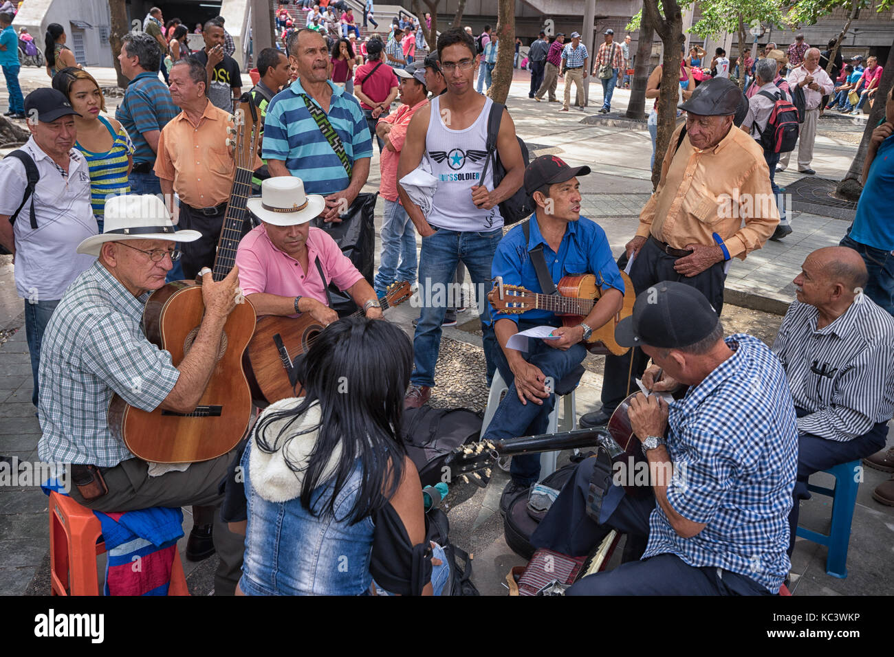 Settembre 26, 2017 a Medellin, Colombia: gli uomini si preparano a suonare la chitarra nel "Parque de berrio' nel centro della città Foto Stock