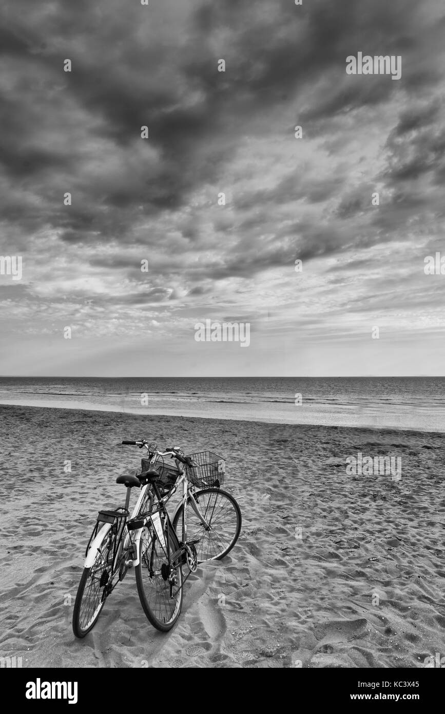 Due biciclette sulla spiaggia Foto Stock
