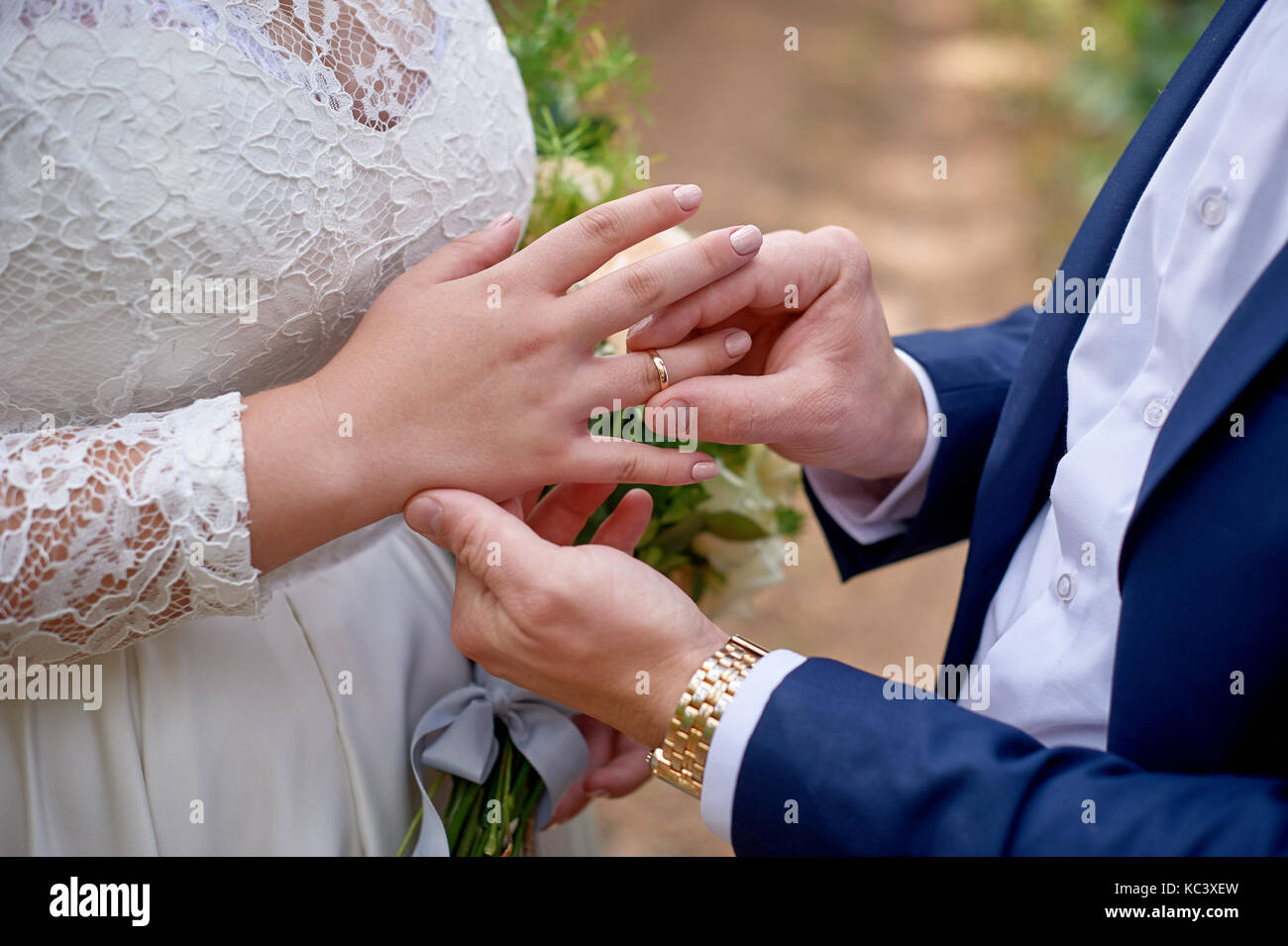 Lo sposo abiti sposa anello sul suo dito Foto Stock