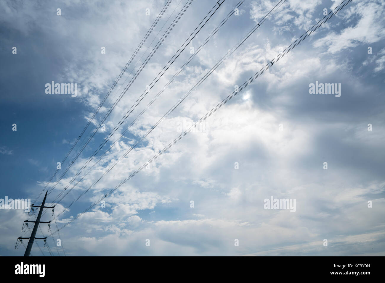 Tensione alta trellis con nuvole nel cielo in background Foto Stock