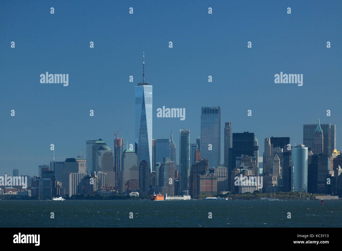 Inferiore dello skyline di Manhattan e Staten Island Ferry in New York New York il 23 settembre 2017. Foto Stock