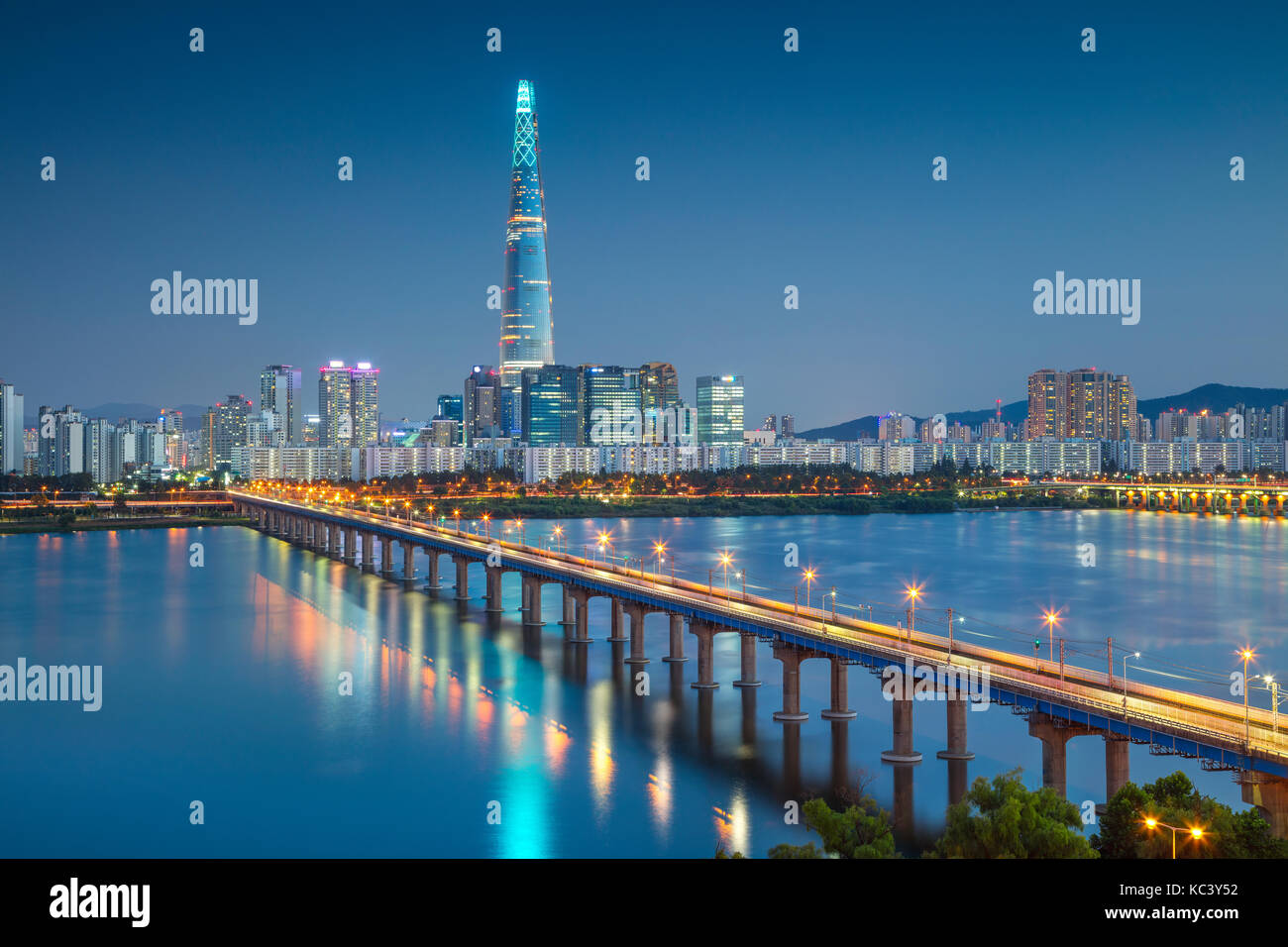 Seul. cityscape immagine di Seoul e del fiume Han durante il blu crepuscolo ora. Foto Stock
