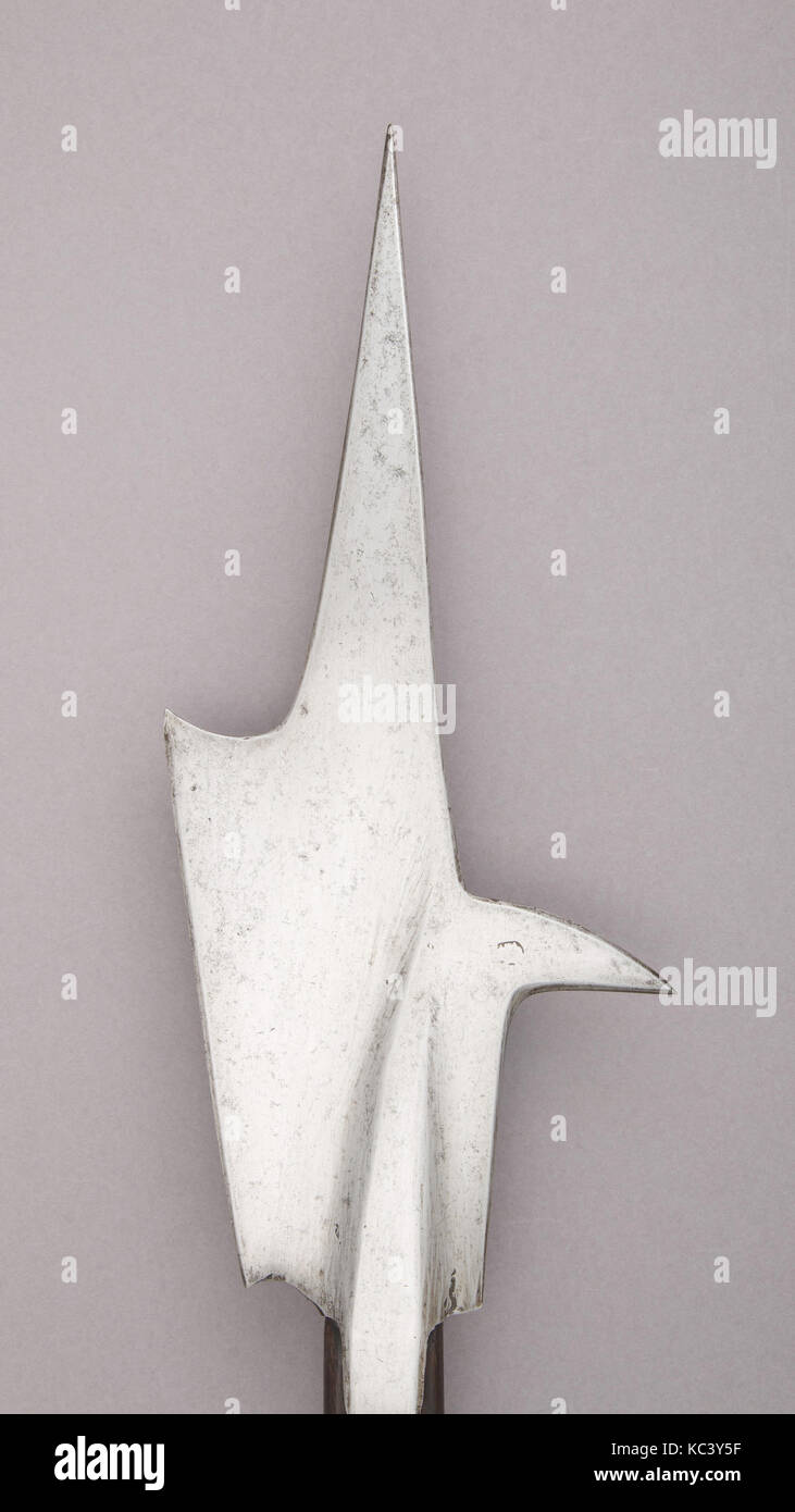 Alabarda, xv secolo, Tedesco, acciaio, legno (rovere), L. 84 3/4 in. (215,2 cm); L. di testa 16 a. (40,6 cm); W. 7. (17,8 cm); Wt Foto Stock