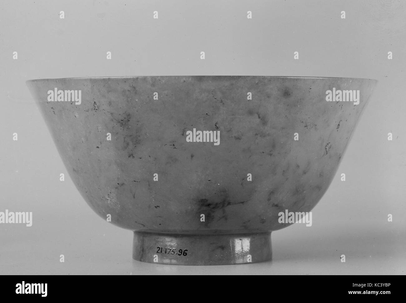 Ciotola, XVIII secolo, Cina, Jadeite, H. 2 7/8 in. (7.3 cm); W. 5 3/4 in. (14,6 cm), Jade Foto Stock