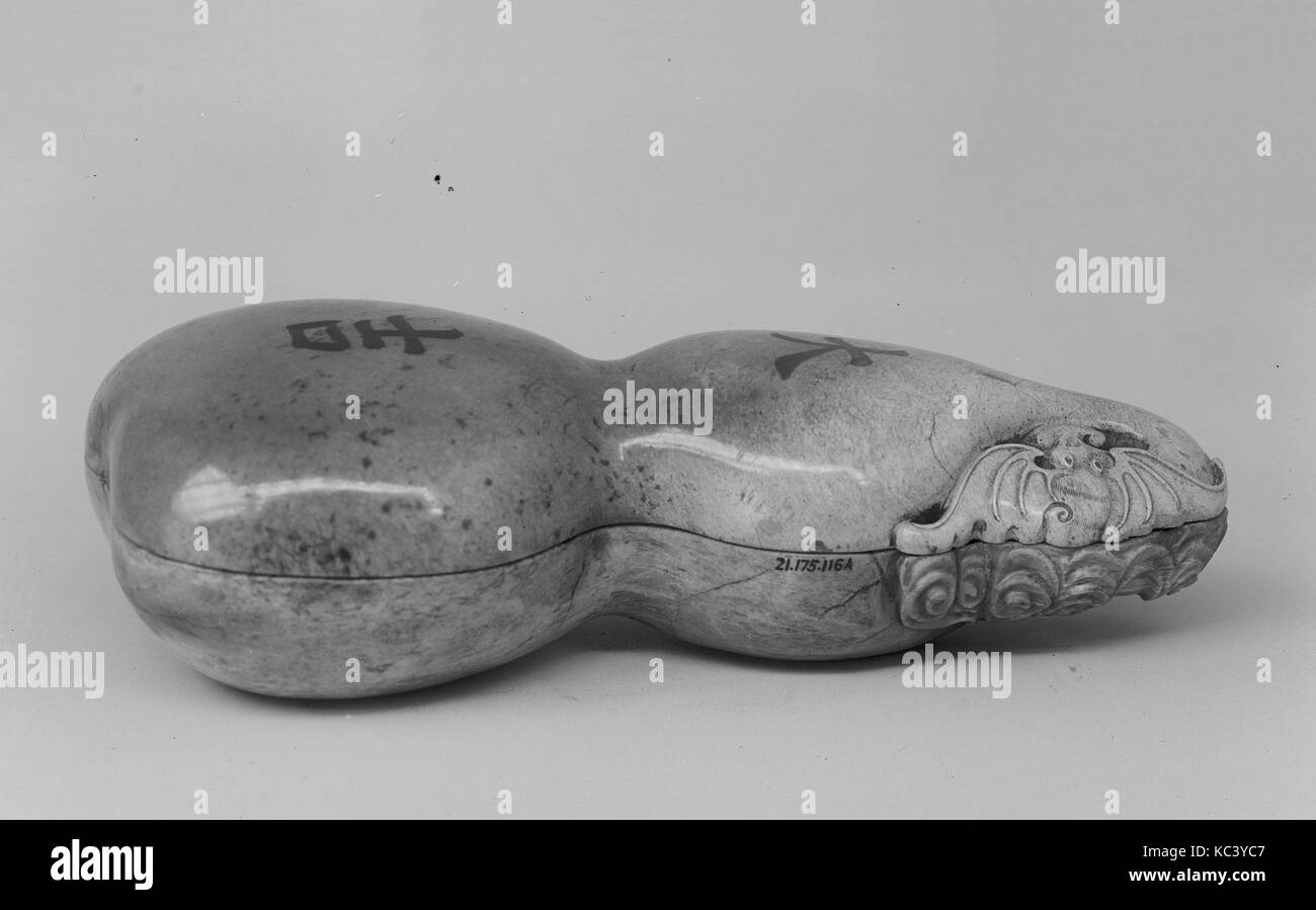 Scatola con simboli di longevità, XVIII secolo, Cina, giada, H. 2 3/4 in. (7 cm); L. 10 a. (25,4 cm), Jade Foto Stock Scatola con simboli di longevità, XVIII secolo, Cina, giada, H. 2 3/4 in. (7 cm); L. 10 a. (25,4 cm), Jade Foto Stock