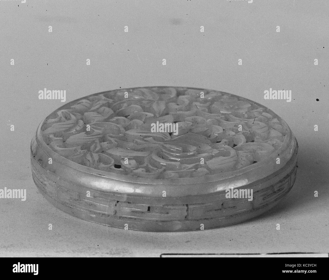 Casella di coperte, secolo XIX, Cina, Nephrite, Diam. 2 1/8 in. (5.4 cm), Jade Foto Stock Casella di coperte, secolo XIX, Cina, Nephrite, Diam. 2 1/8 in. (5.4 cm), Jade Foto Stock