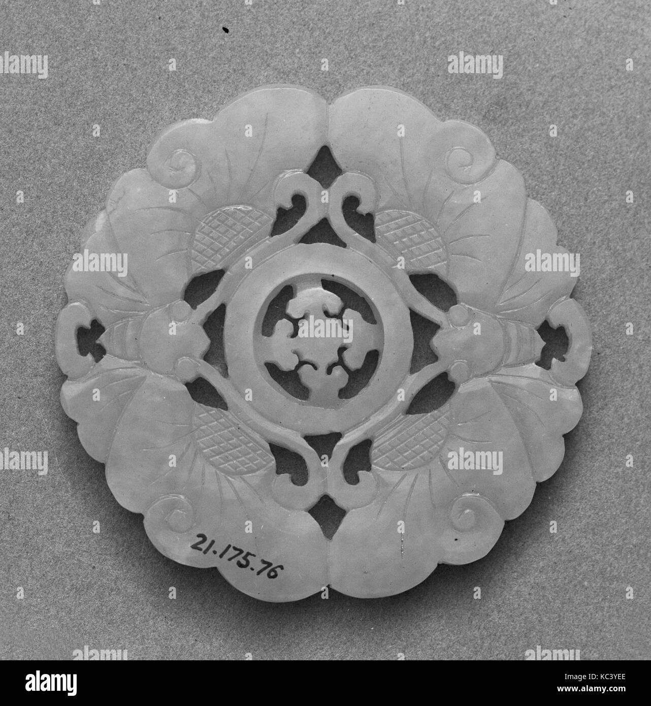 Disco, del xix secolo, Cina, Nephrite, Diam. 2 3/16 in. (5.6 cm), Jade Foto Stock