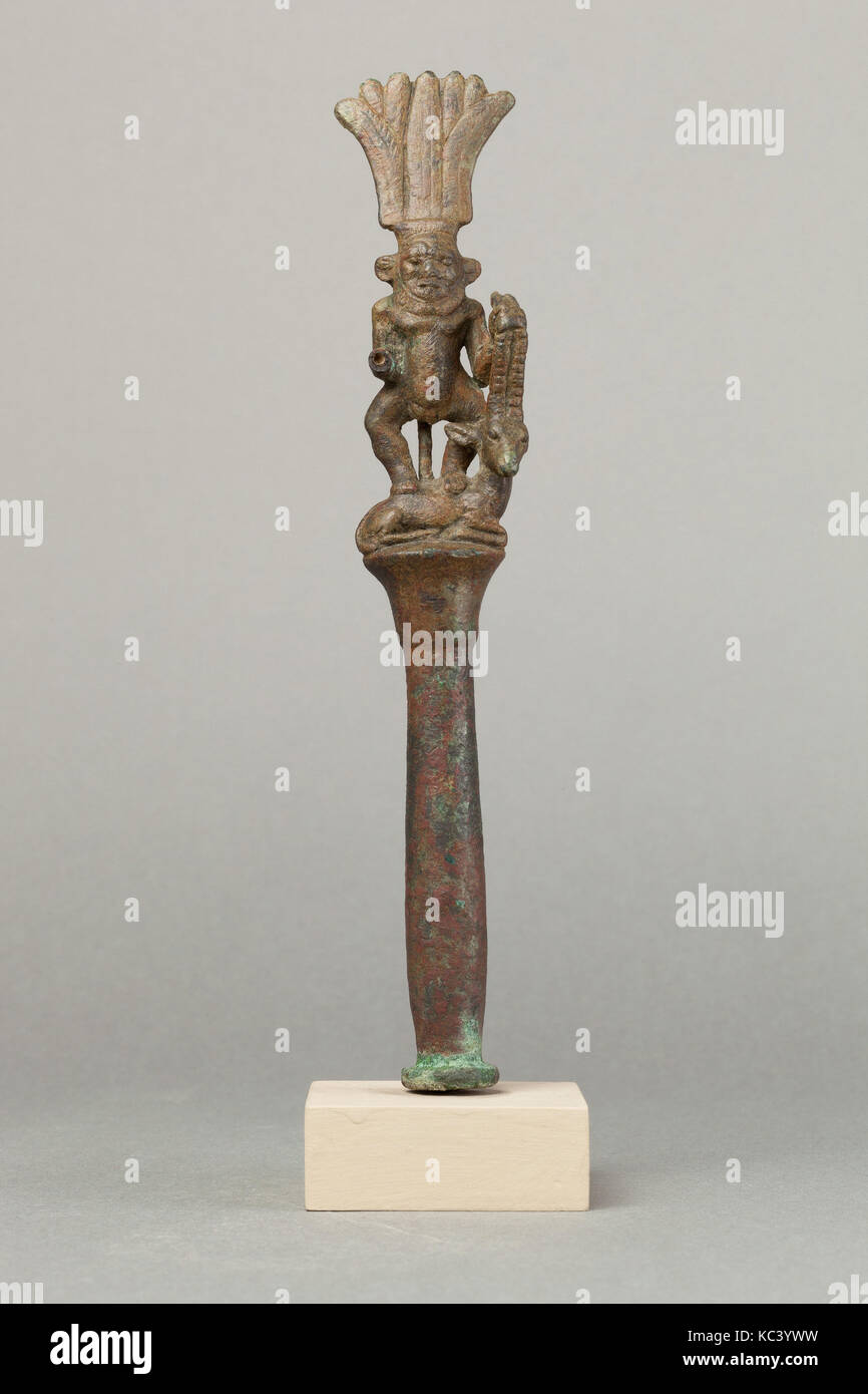 Il papiro pilastro sormontato da Bes con un antilope, 664-30 A.C. Foto Stock