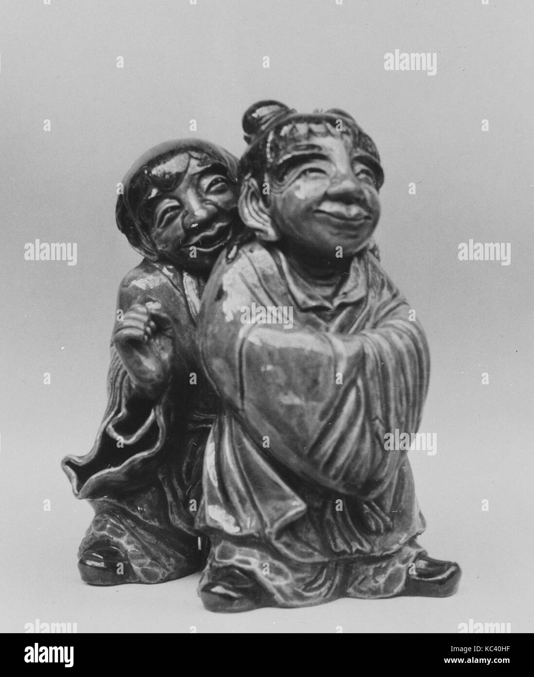 Kanzan e Jittoku, periodo Edo (1615-1868), 1820, Giappone, ceramica coperta con smalti e con smalto craquelé (Takatori ware Foto Stock