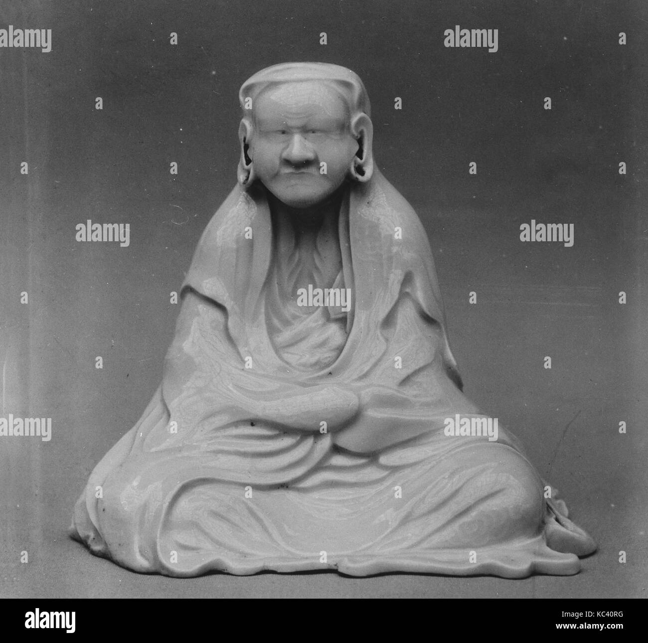 La figura di Daruma, periodo Edo (1615-1868), 1780, Giappone, porcellana bianca con design in basso rilievo sotto lo smalto (Arita ware Foto Stock