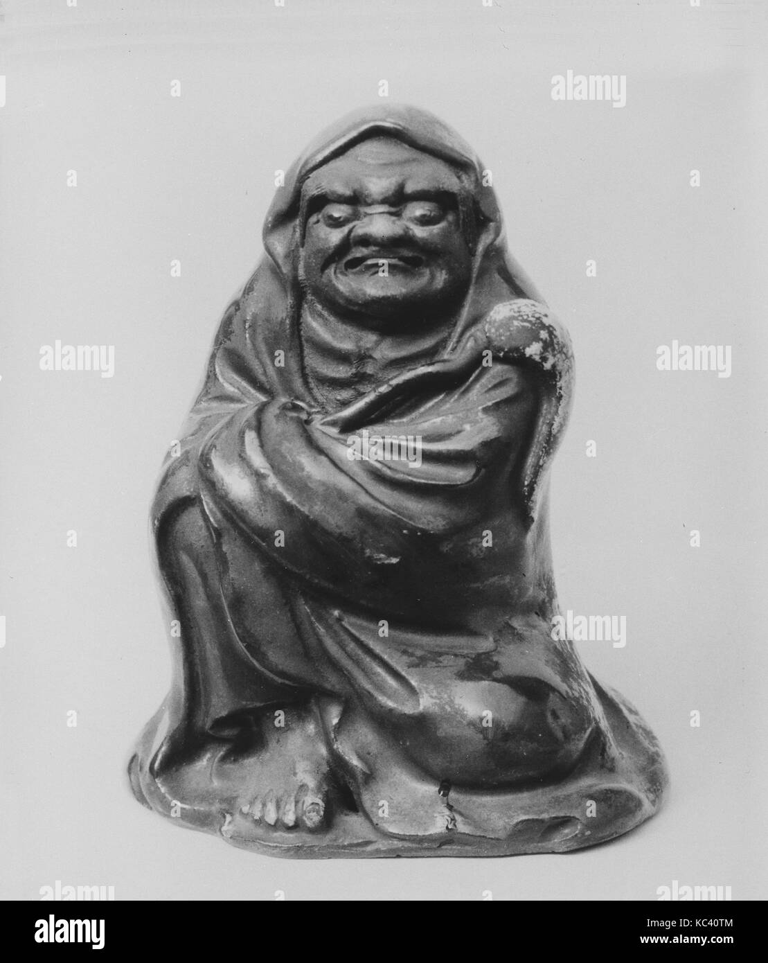 Figura seduta di Daruma, periodo Edo (1615-1868), 1800, Giappone, Faience con i piedi e la faccia non smaltate, il resto coperti con lo smalto Foto Stock