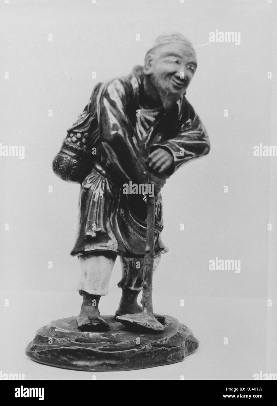 La figura dell'imprenditore, periodo Edo (1615-1868), 1860, Giappone, ceramiche; le mani e il viso non smaltate e decorate con smalti colorati, H Foto Stock