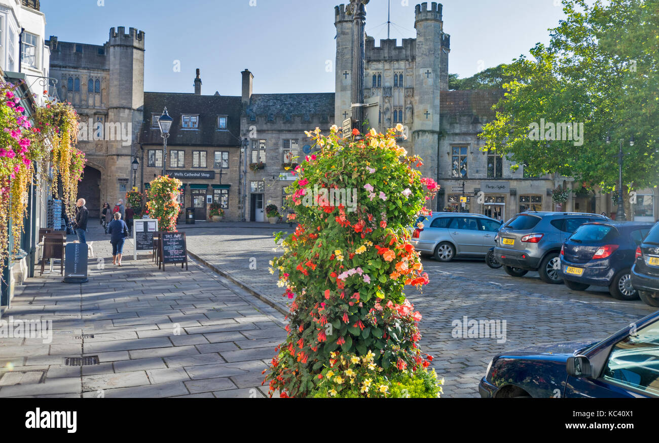 Città wells somerset Inghilterra Cattedrale di vasi di fiori e visualizza la linea la strada che conduce alle entrate per la cattedrale e il Palazzo dei Vescovi Foto Stock