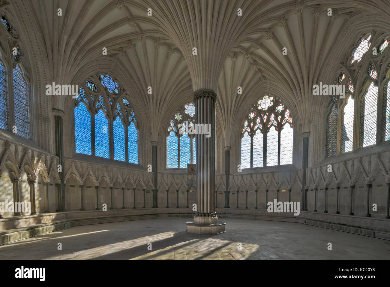 Città wells somerset Inghilterra cattedrale la luce del sole attraverso le finestre della casa del Capitolo Foto Stock