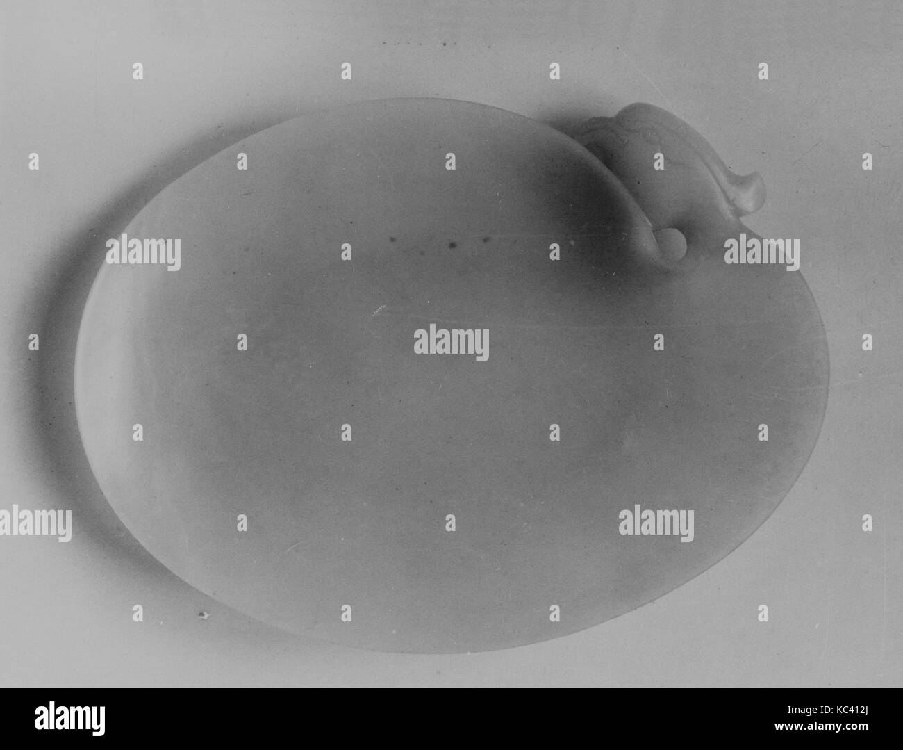 Piatto, secolo XIX, Cina, Nephrite, 6 1/2 in. (16,5 cm), Jade Foto Stock