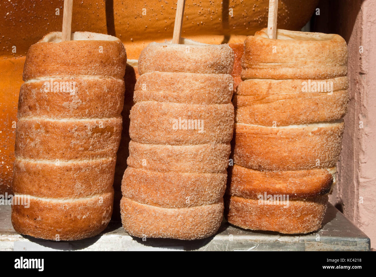 Trdelnik, tradizionale ceca e slovacca di pasticceria, visualizzata su un cibo di strada stallo in Praga. Foto Stock
