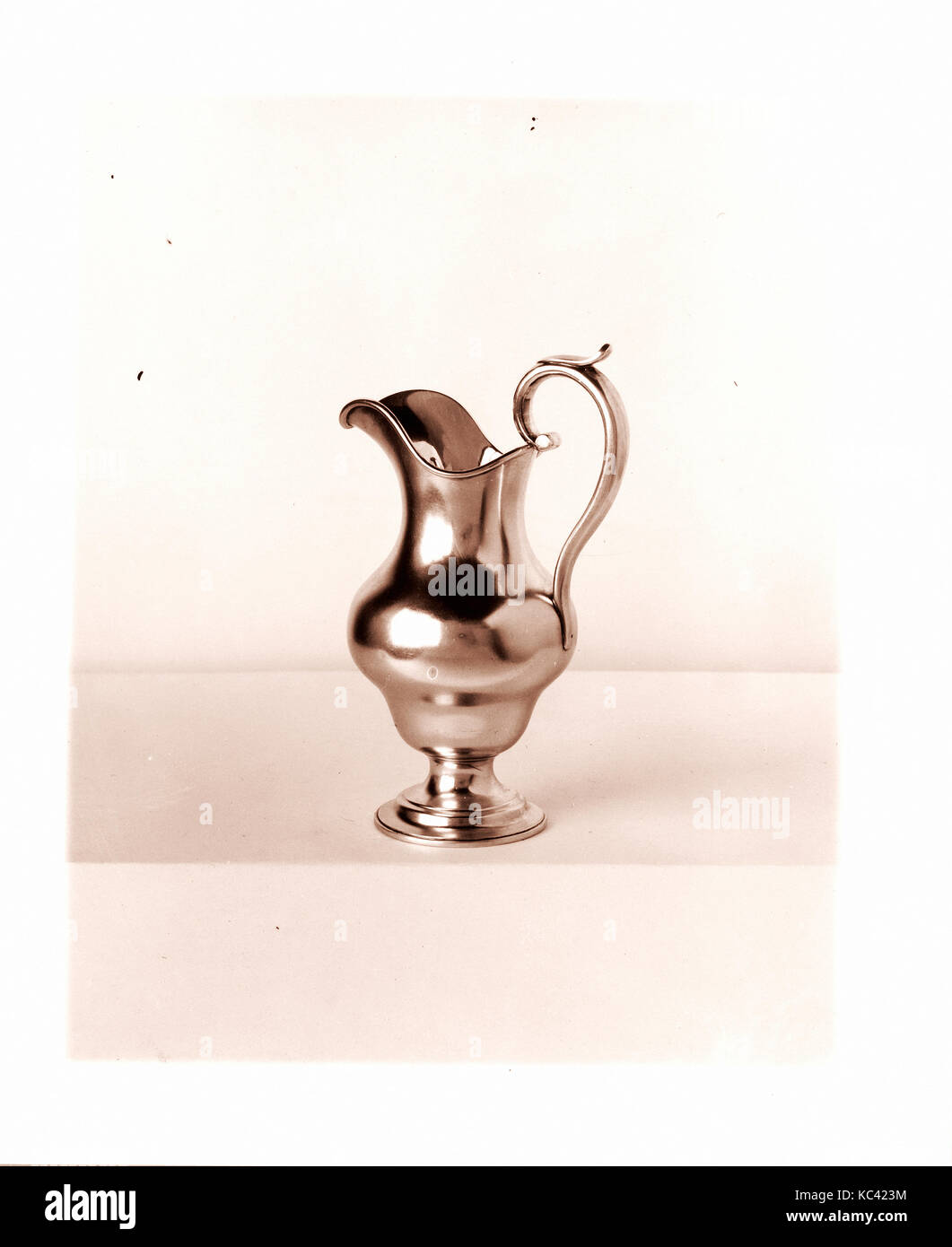 Creamer, 1840-50, realizzato a Boston, Massachusetts, Stati Uniti, American, argento, complessivo: 6 15/16 x 4 1/4 x 3 1/8 in. (17,6 x 1 Foto Stock