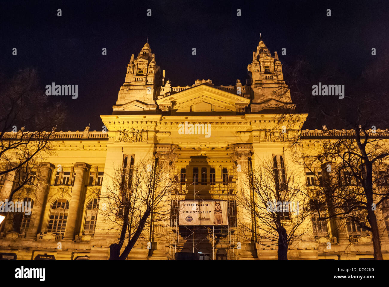 Budapest, Ungheria - 2 gennaio 2017: Monumento sovietico sulla Piazza della libertà di Budapest, Ungheria, foto notturna Foto Stock