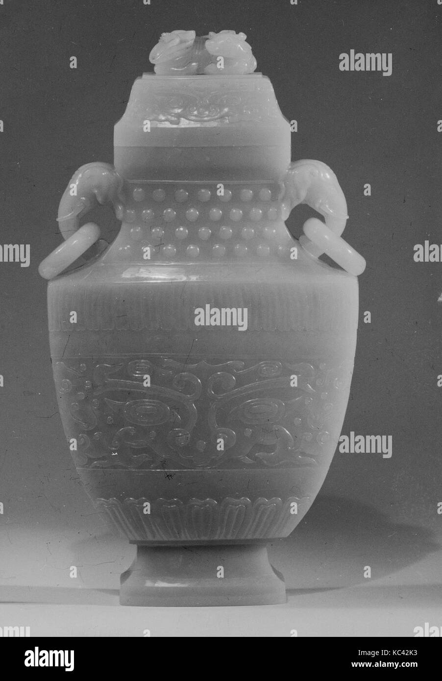 Vaso coperta, XVIII secolo, Cina, giada, Gr. H. 9 15/16 in. (25,2 cm); W. 5 3/8 in. (13,7 cm), Jade Foto Stock