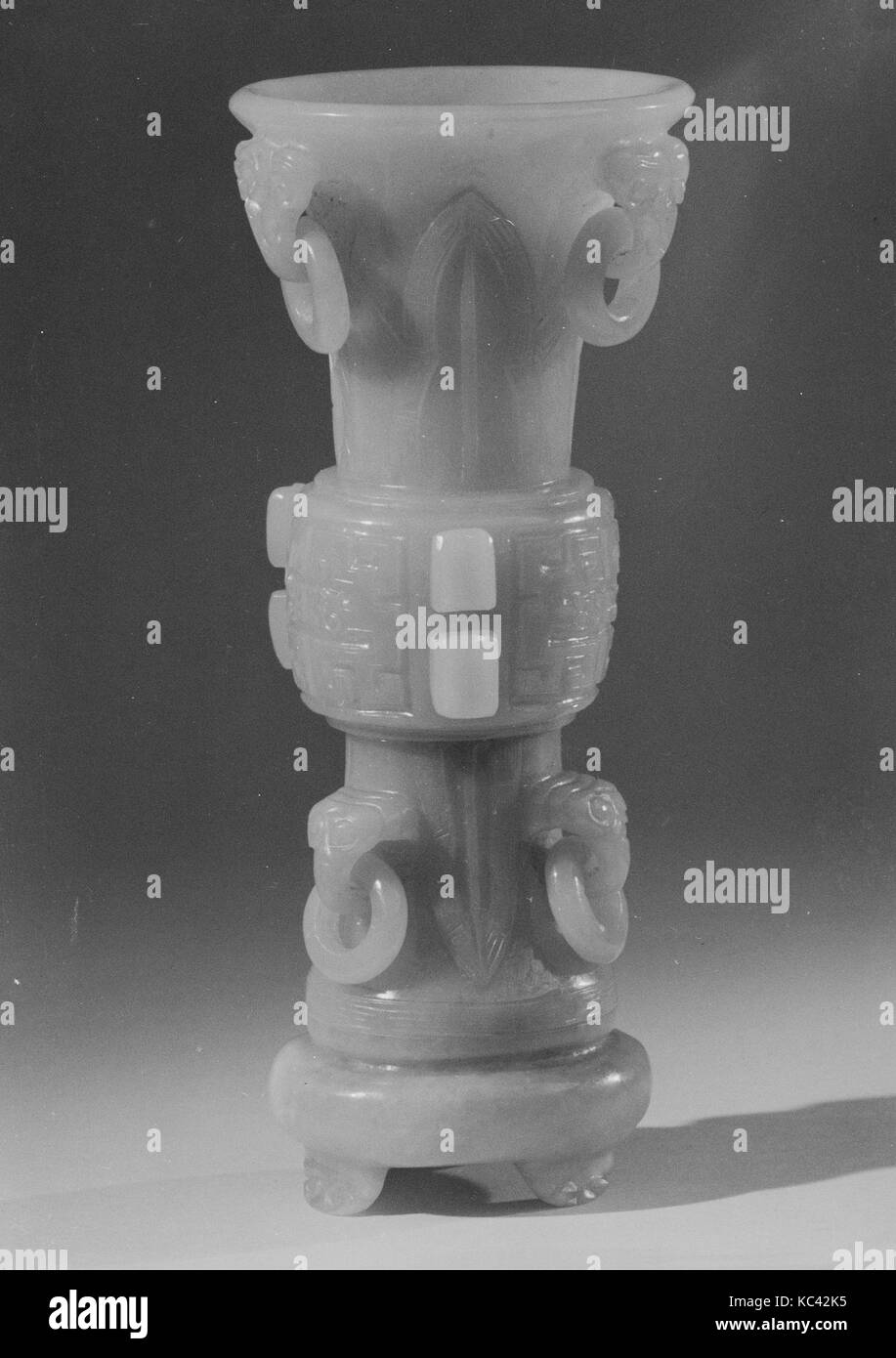 Vaso, secolo XIX, Cina, giada, H. 5 3/4 in. (14,6 cm); Diam. 2 5/16 in. (5.9 cm), Jade Foto Stock