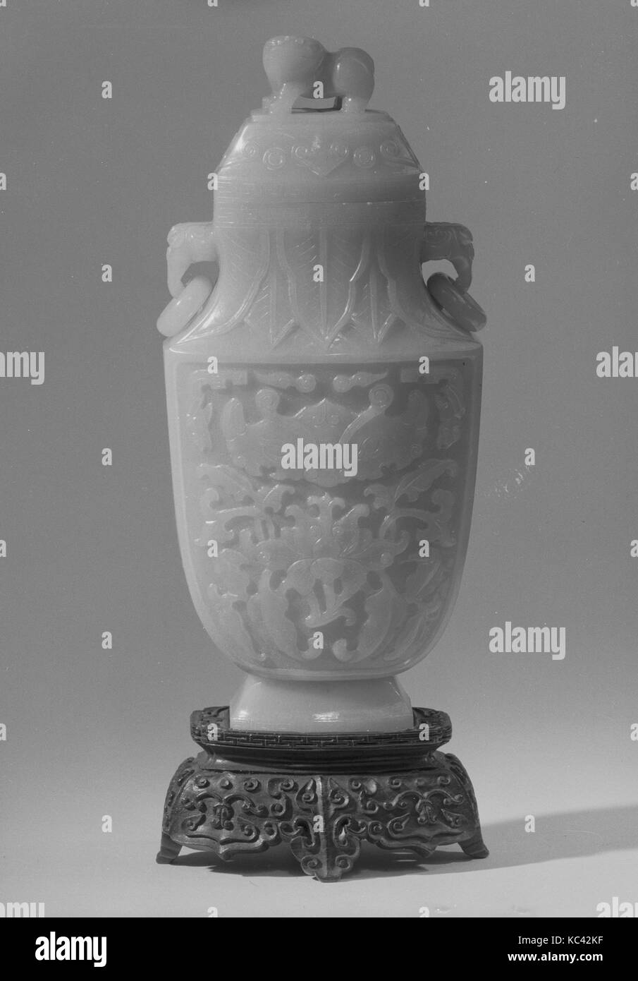 Vaso coperta, inizi del XIX secolo, Cina, giada, H. 9 13/16 in. (24,9 cm); H. (con supporto) 11 3/4 in. (29,8 cm); W. 4 3/4 in. (12 Foto Stock