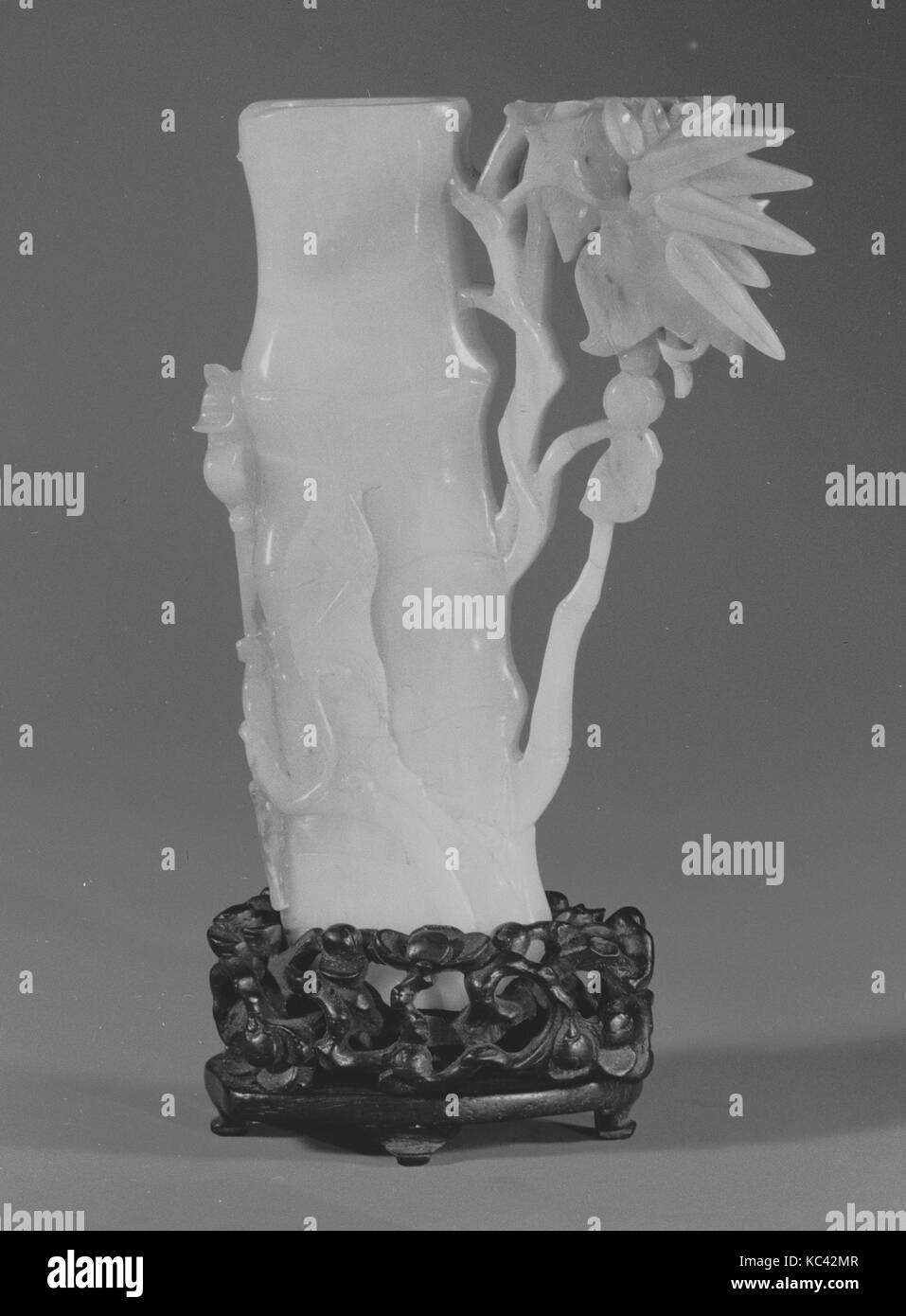 Vaso, xx secolo, Cina, giada, H. 4 3/4 in. (12,1 cm); H. (con supporto) 5 1/2 in. (14 cm); W. 2 5/8 in. (6.7 cm), Jade Foto Stock