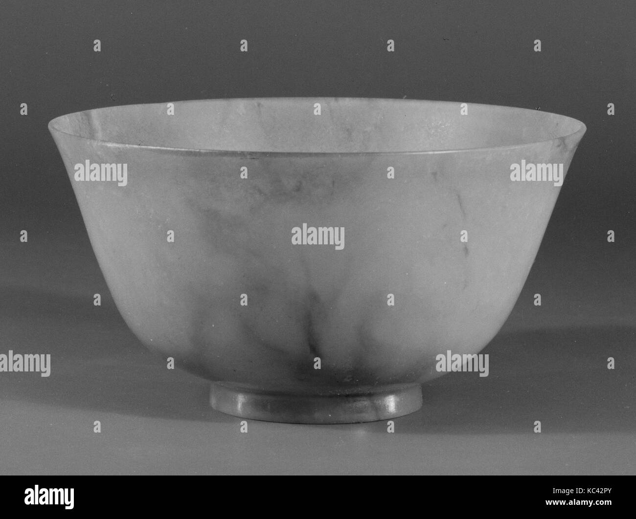 Ciotola, xx secolo, Cina, giada, H. 2 3/16 in. (5,6 cm); Diam. 4 3/16 in. (10,6 cm), Jade Foto Stock