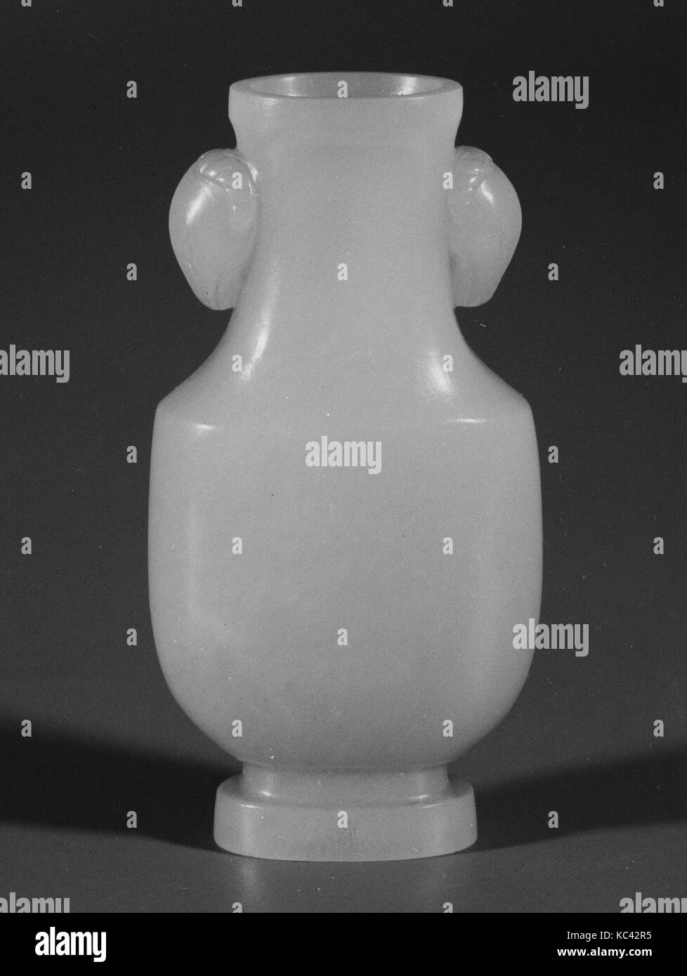 Vaso, XVIII secolo, Cina, giada, H. 2 7/8 in. (7.3 cm); W. 1 1/2 in. (3.8 cm), Jade Foto Stock