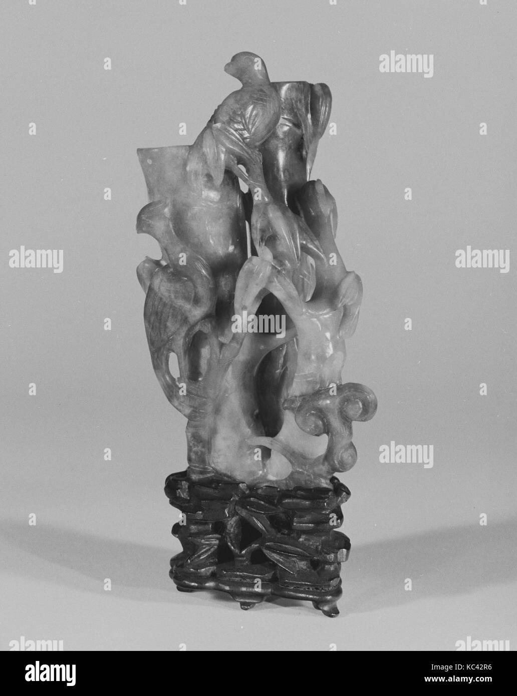 Vaso, secolo XIX, Cina, giada, H. 4 3/4 in. (12,1 cm); gr. W. 2 1/4 in. (5.7 cm), Jade Foto Stock