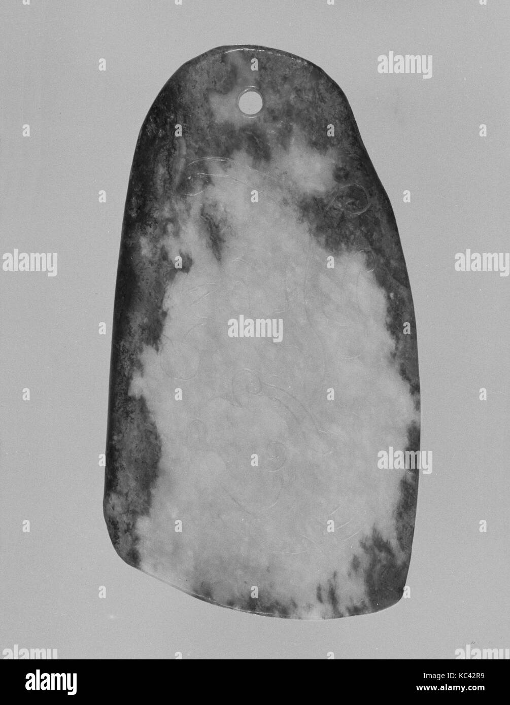 Ciondolo, XVIII secolo, Cina, Nephrite, L. 4 3/16 in. (10,6 cm); W. 2 1/4 in. (5.7 cm), Jade Foto Stock