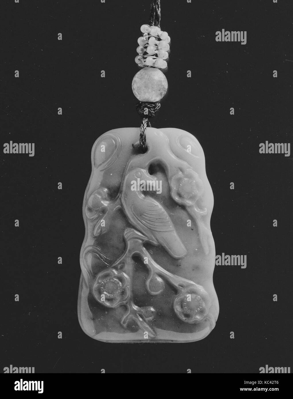 Ciondoli, xx secolo, Cina, giada, seme di perle, W. 1 3/8 in. (3,5 cm); L. 2 1/4 in. (5.7 cm), Jade Foto Stock