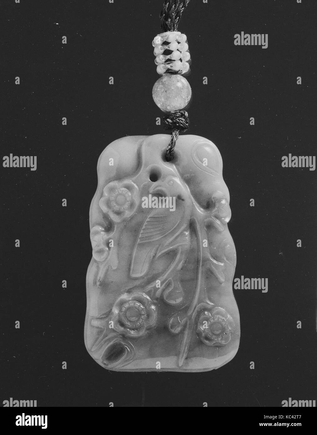 Ciondolo, xx secolo, Cina, giada, seme di perle, W. 1 3/8 in. (3,5 cm); L. 2 1/4 in. (5.7 cm), Jade Foto Stock