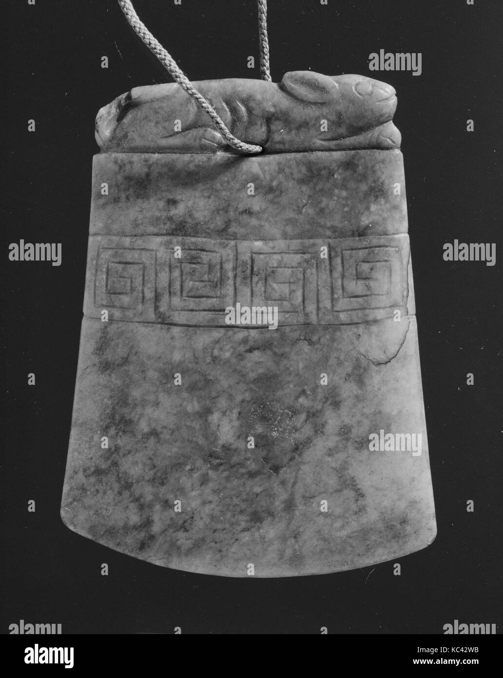 Ciondolo, xx secolo, Cina, Nephrite, W. 2 1/4 in. (5.7 cm); L. 3 1/8 in. (7,9 cm), Jade Foto Stock