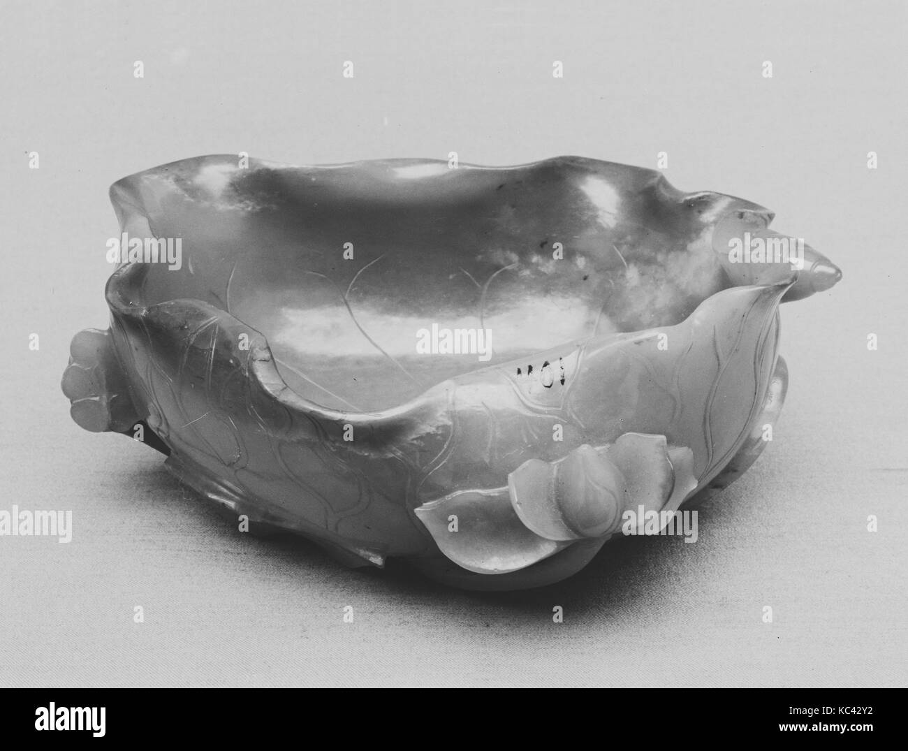 Bicchiere di vino, dinastia Ming (1368-1644), in Cina, Nephrite, H. 1 13/16 in. (4.6 cm); W. 4 1/8 in. (10,5 cm); L. 3 7/8 in. (9,9 cm Foto Stock