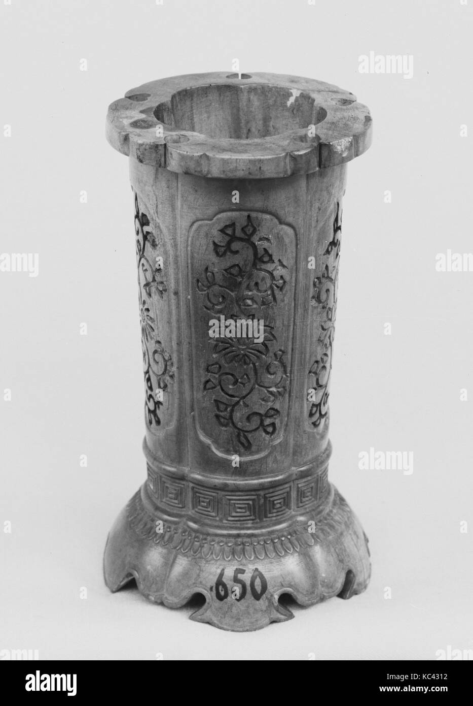 Vaso di fiori, dinastia Qing (1644-1911), nel Periodo Qianlong (1736-95), Cina, calcinato nephrite, ashy-grigio, giallo e marrone, H. 3 Foto Stock