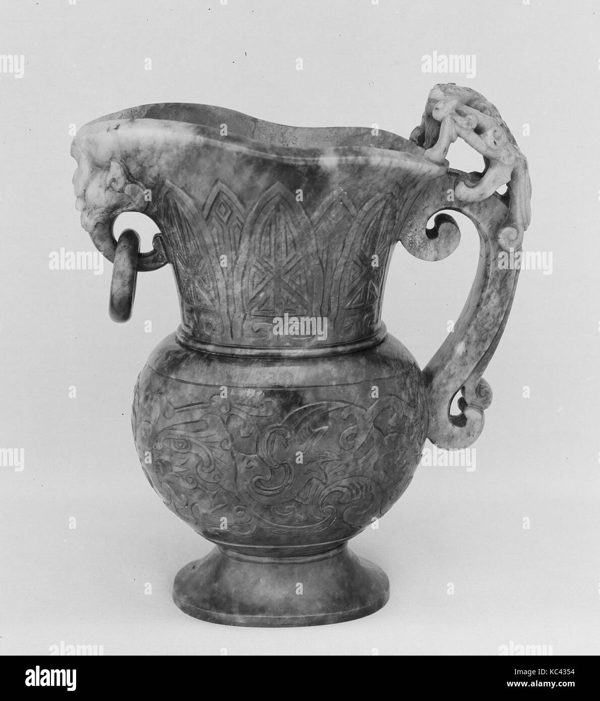 Boccale vino, prima dinastia Ming (1368-1644), in Cina, Nephrite, H. 6 1/2 in. (16,5 cm); W. 5 1/2 in. (13,9 cm); L. 3 1/4 in. (8.3 Foto Stock
